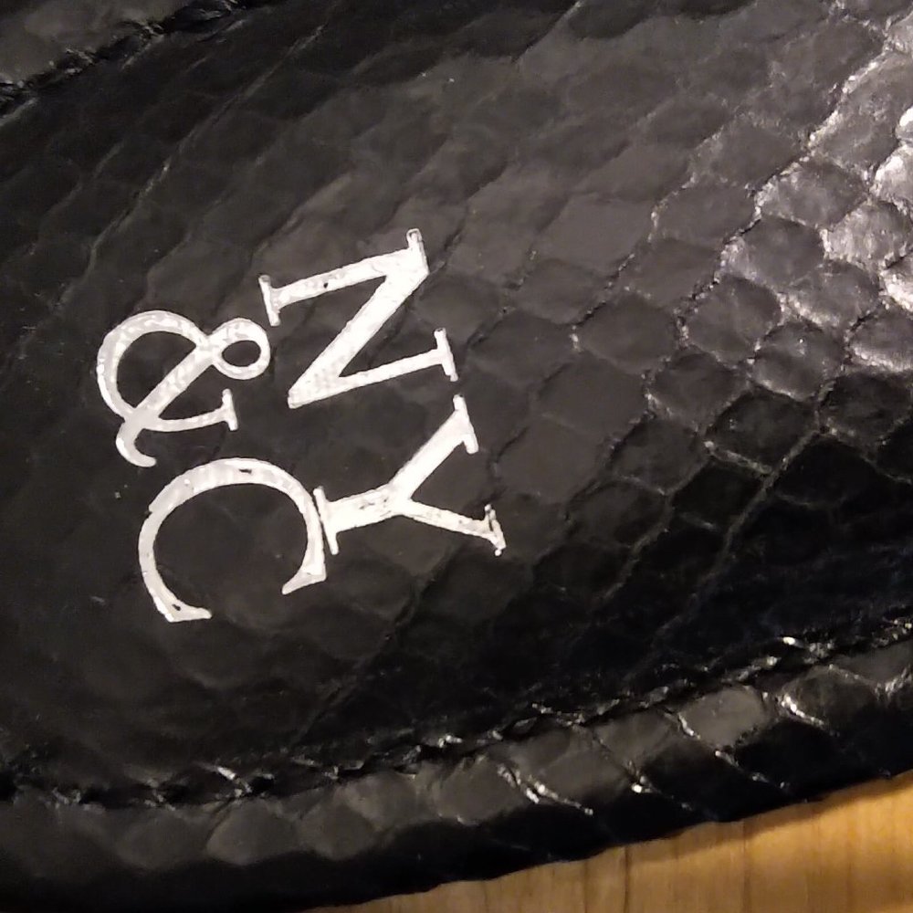 NY&C SZ 7 slip-on black snakeskin print open toe 1/2" non-slip flat sandals - Picture 7 of 11